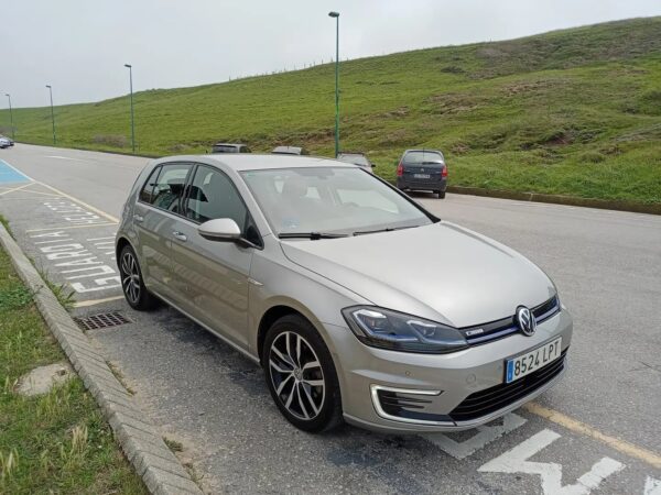 2021 Volkswagen e-Golf - Image 5