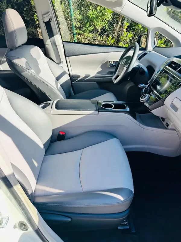 2019 Toyota Prius+ Hybrid Executive - Image 9